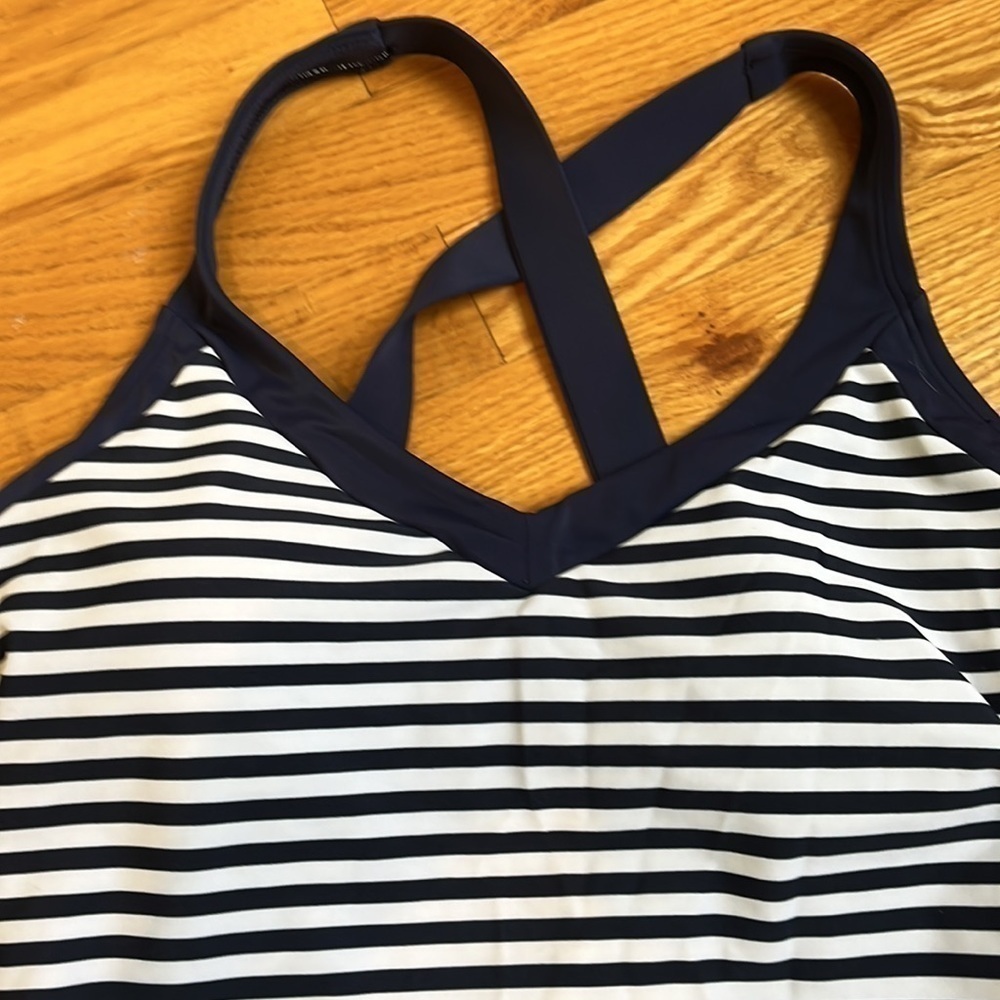 Nike Women’s racerback Bathing Suit Tankini top. Size small - Picture 6 of 10